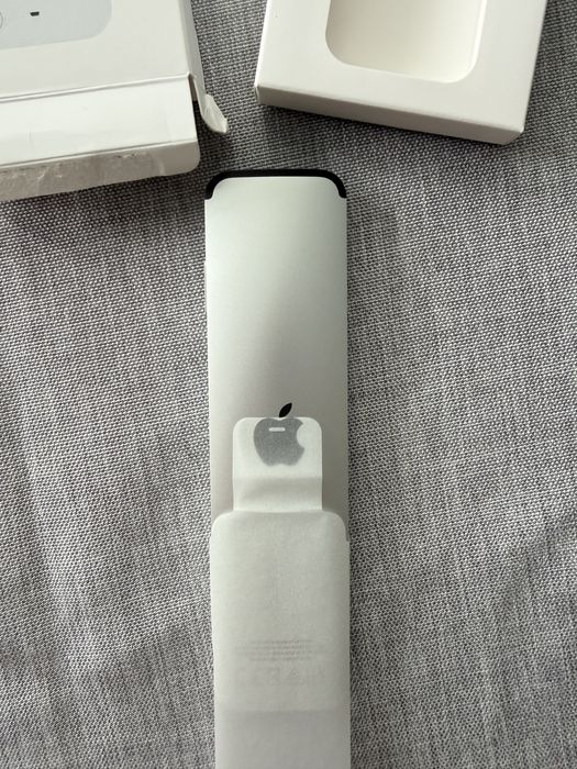 Telecomanda Apple Siri Remote 3rd Generation, USB-C, pentru Apple TV Model A2854, argintiu/negru
