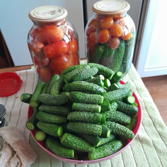 Помидоры крупные, дачные. Кабачки, огурцы.