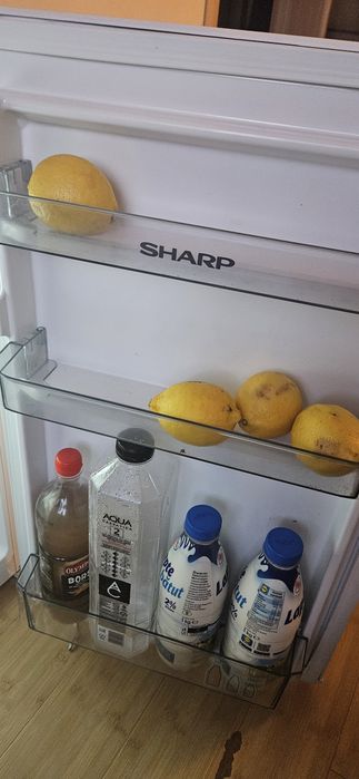 Vând frigider Sharp cu congelator