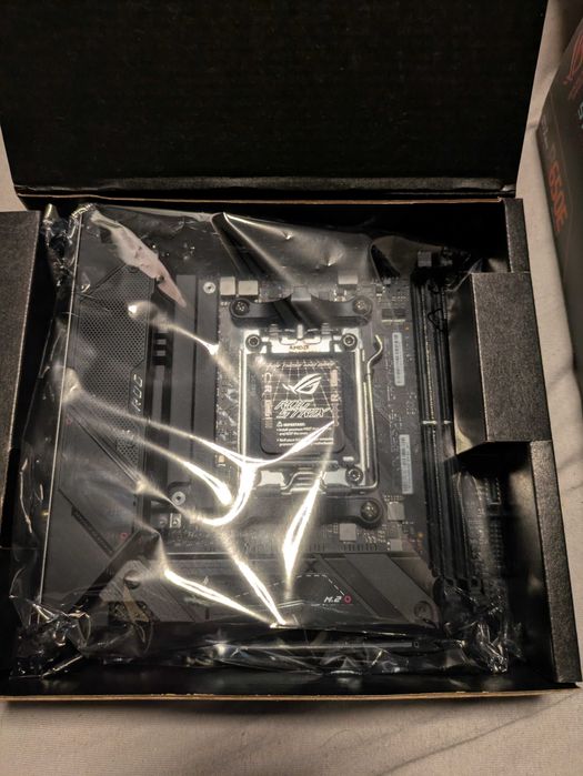 Дъно Asus ROG STRIX B650E-I GAMING WIFI AMD B650 Цокъл AM5 мини ITX