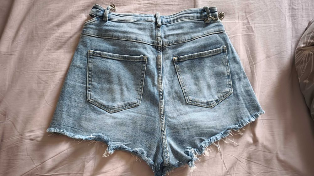 Къси панталони с изрязан ефект на талията и синджир Л