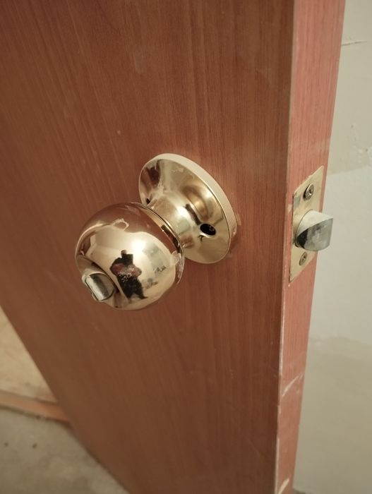 Дверные ручки меж