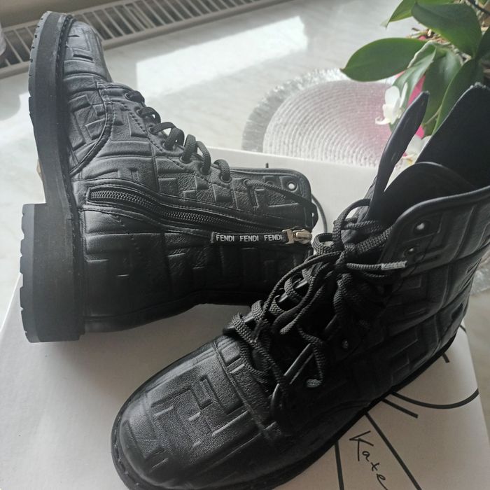 Vând Ghete Fendi noi fără eticheta.pret de magazin 760euro