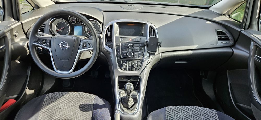 Opel Astra J sedan