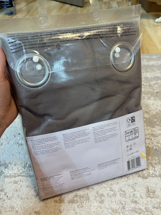 2 perdele, noi, încă împachetate