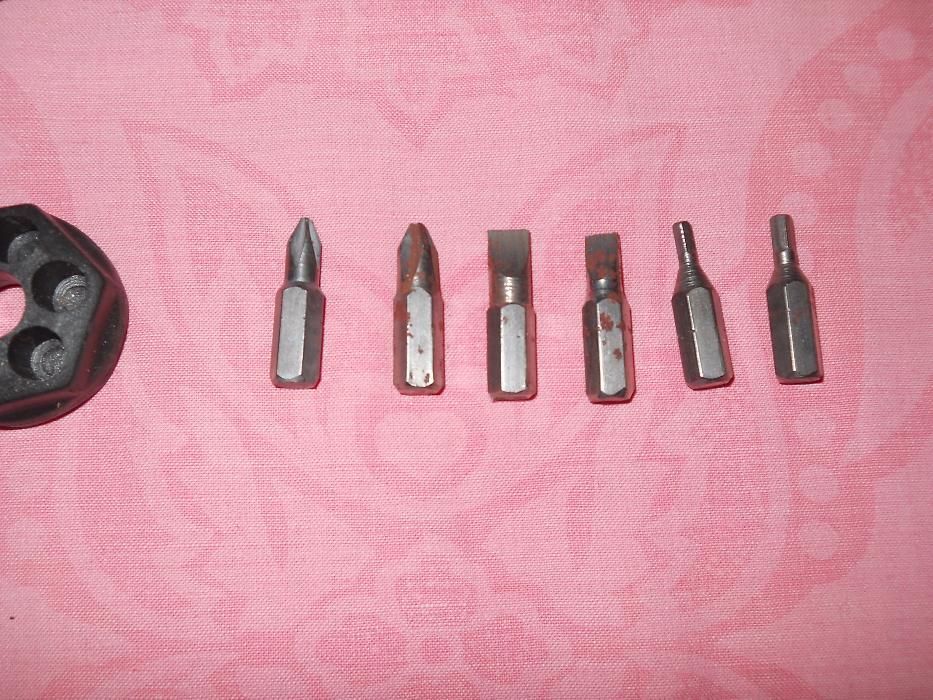 Șurubelniță multifuncțională cu tija telescopica cu magnet