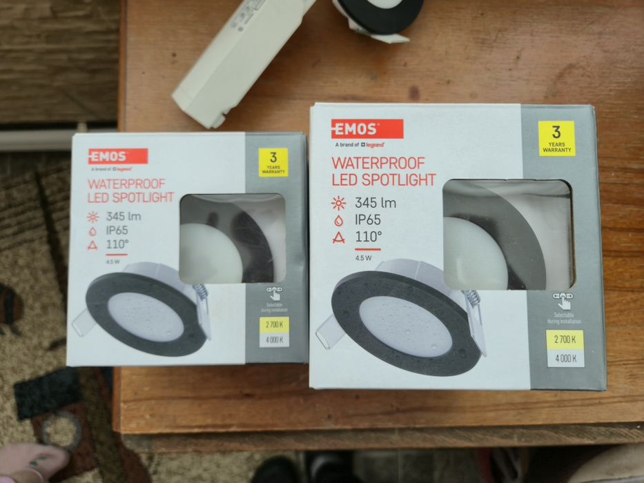 Spot led incastrat cu lumina galbena si alba , rezistent la umiditate