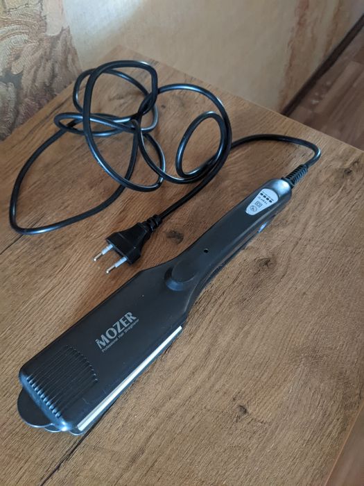 Плойка - утюжек для выпрямления волос.