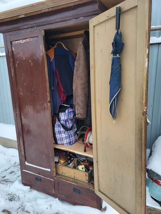 Обувница и шкаф для вещей.