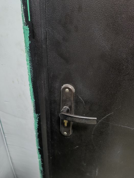 Продам двери металлические.