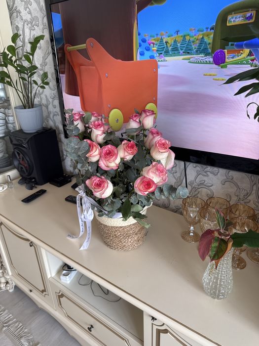 Продаю свежие цветыв корзине!