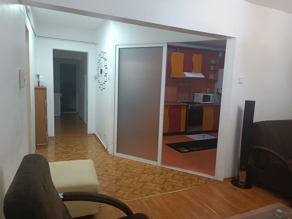 Închiriez apartament 3 camere