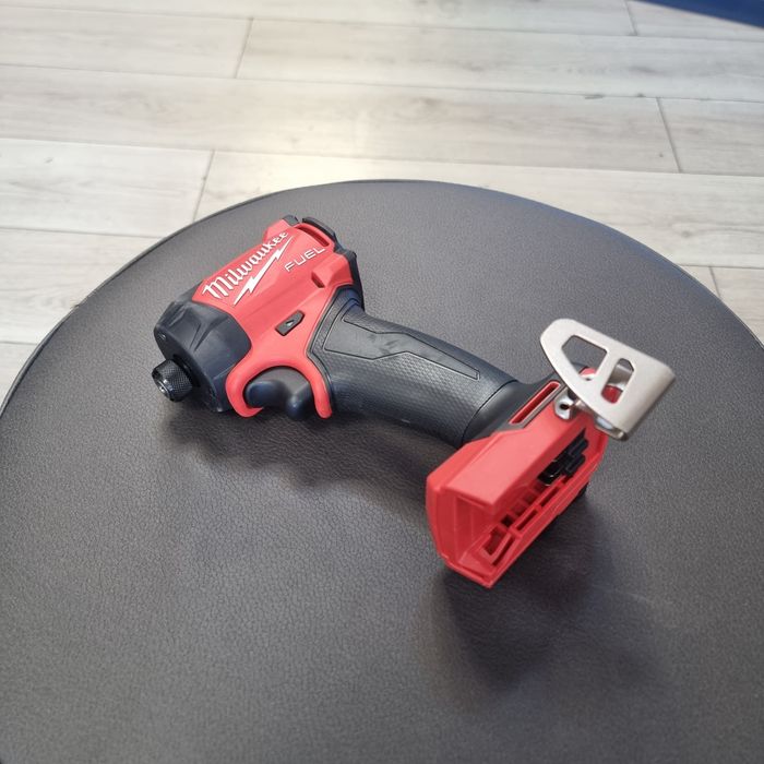 Amanet F28: Masina de insurubat Milwaukee cu impact M18 FIDRQ