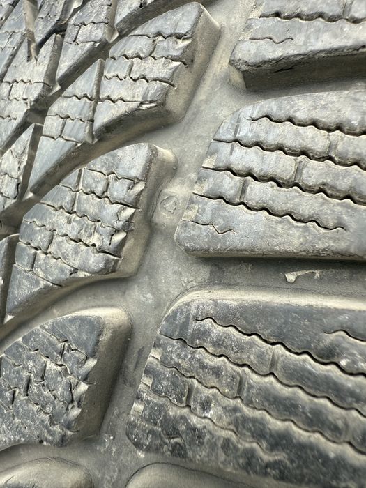 4 зимни гуми Dunlop 235/60/18 - 6.5-7мм, стари но почти неизползвани.
