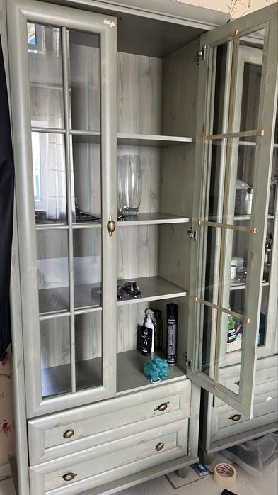 Продам шкаф-витрина, стол письменный