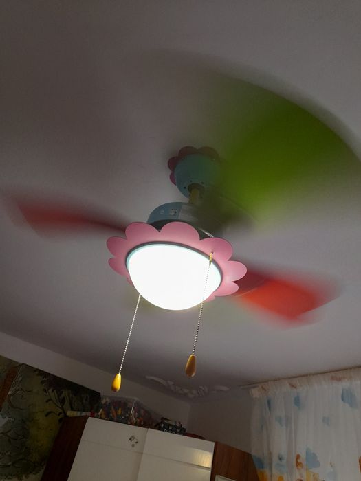 Vand candelabru pentru camera de copii cu ventilator.