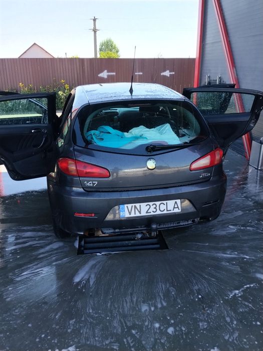 Vând Alfa Romeo 147