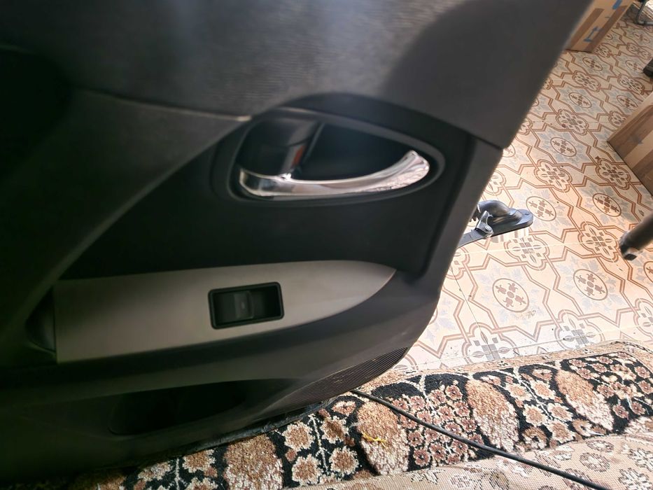 Задна лява врата за Toyota Avensis T27