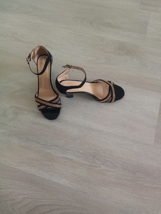 Продам Босоножки