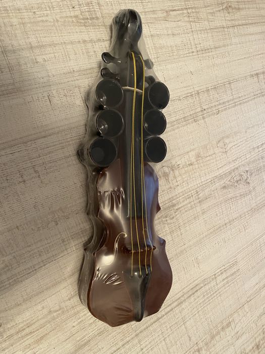 Cadoul perfect! Set carafă in forma de vioară, cu 6 cesti ceramică