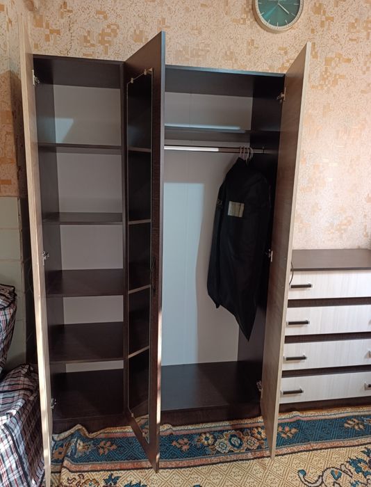 Продам шкаф с комодом