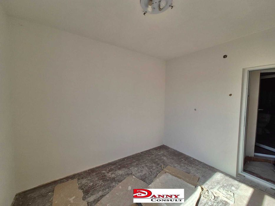 Къща с 5800 кв.м. двор в с. Климентово, обл. В.Търново