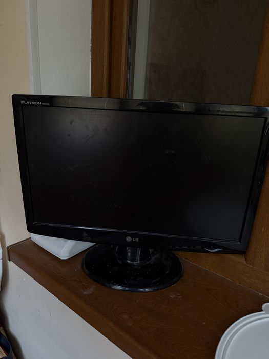 Манитор компютер жасап тұр