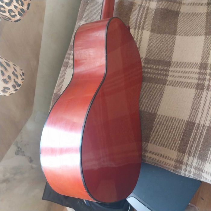 Продавам класическа китара