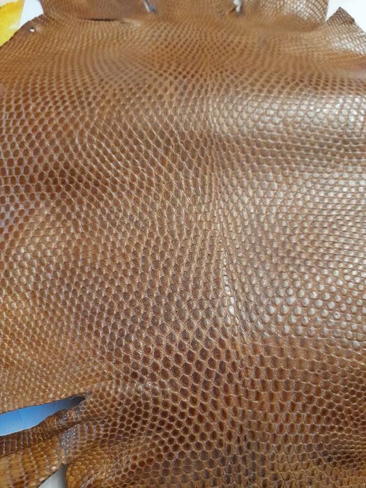 Vând piele tatu și șarpe