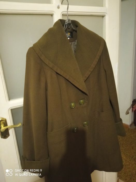 Полупальто теплое,простеганное на подкладке.отличного качества, размер
