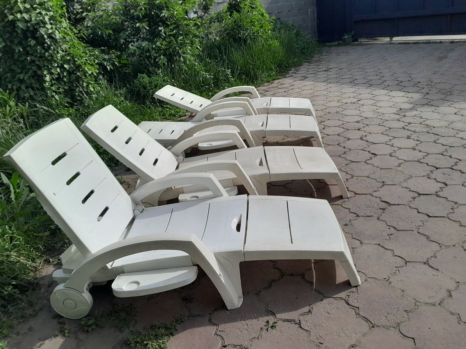 Шезлонги пластиковые для СПА зоны