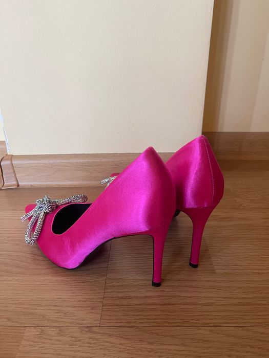Pantofi roz neon cu funde Bershka cu toc, marimea 38, nepurtati