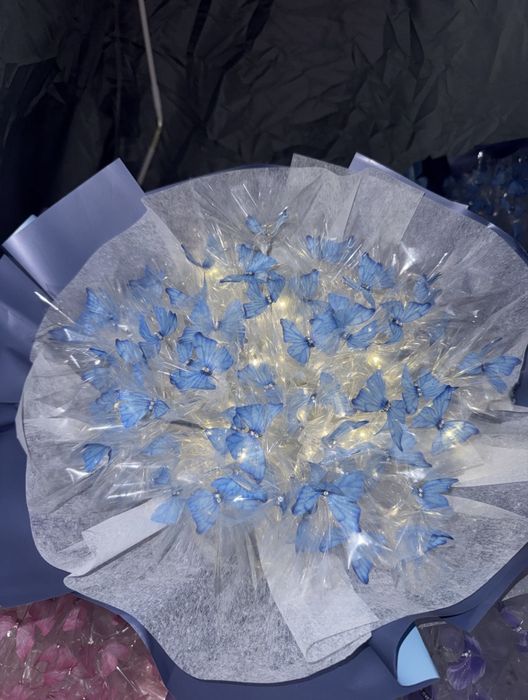 Светящийся букет из 51 бабочки