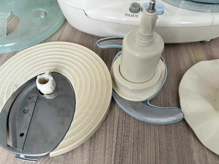 Кухненски робот Philips Cucina с приставки