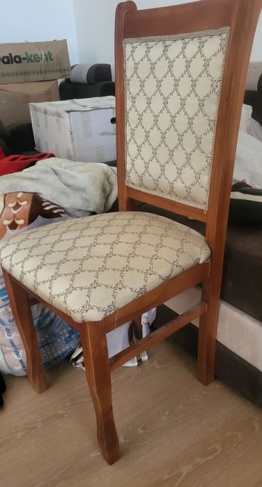 Продам стулья и два стола