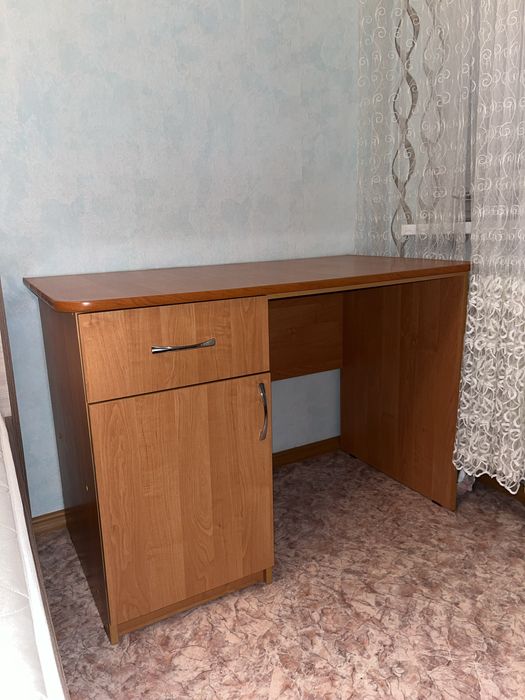 Продаеться рабочий стол в отличном состоянии