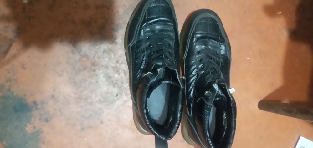 Продам мужские кроссовки