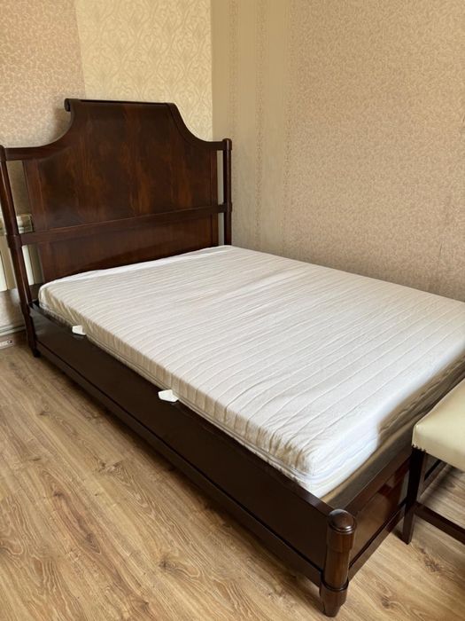 Кровать деревянная с матрацем