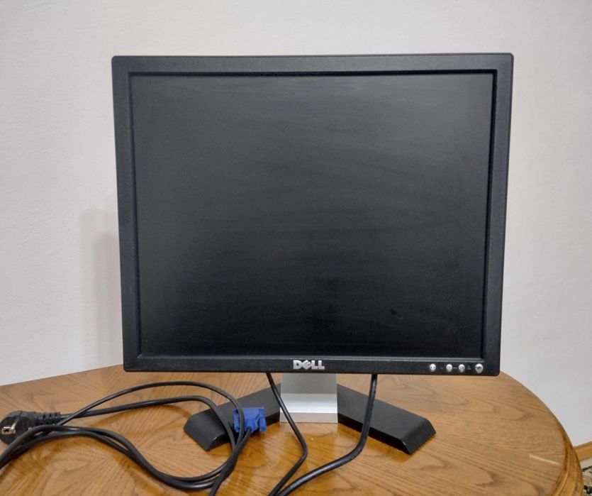 Calculator  i3-Fujitsu Esprimo P710 + monitor 19’ Dell