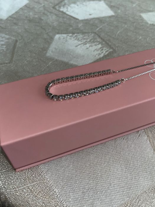 Нежна сребърна гривна с камъни