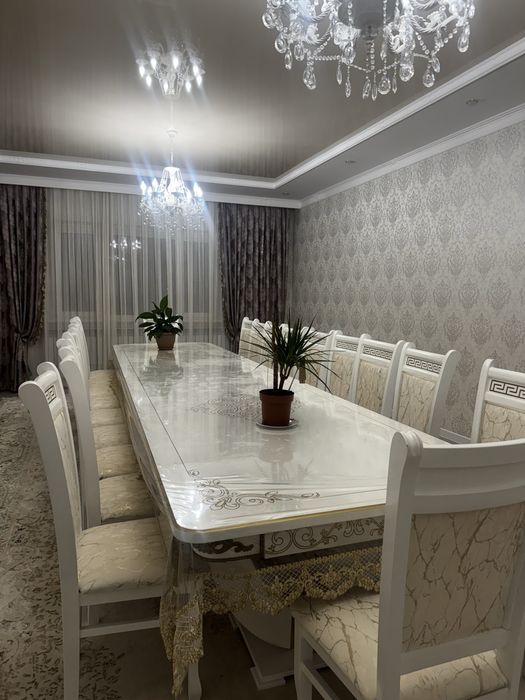 Стол 20 стульями