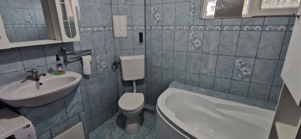 Apartament doua camere curte plus terasa - de închiriat