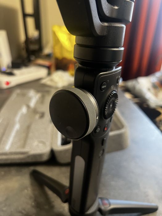 Gimbal Zhiyun Smooth 4 – NOU, primit cadou (nefolosit absolut deloc)