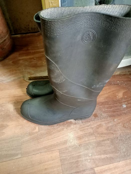 Продам резиновые ботинки