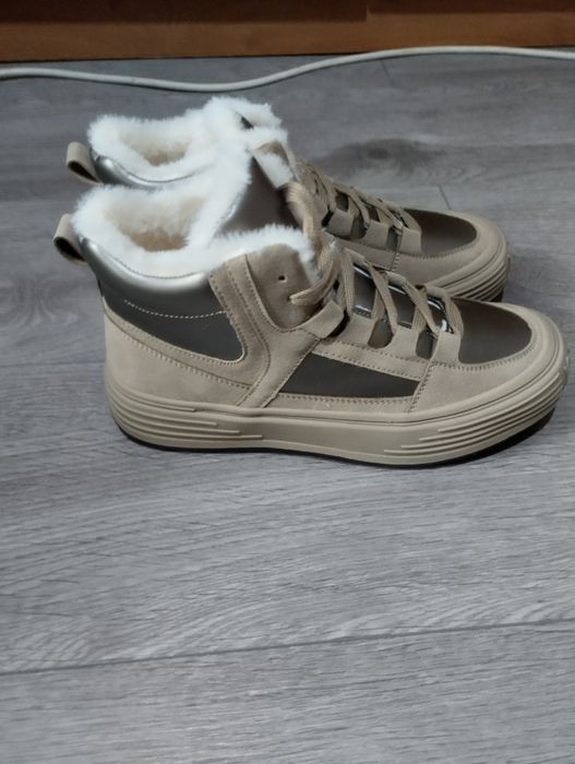 Женские кроссовки