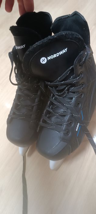 Коньки хоккейные. .