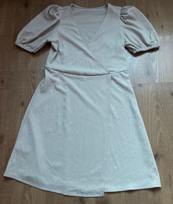 Дамска рокля с къс ръкав