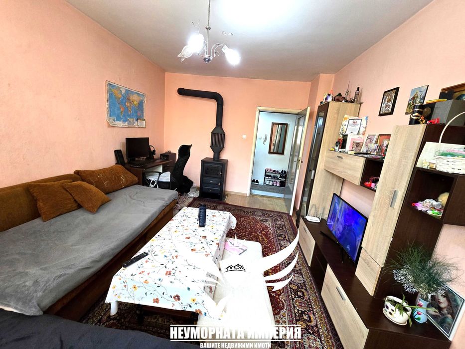 Продавам тристаен 68кв.м. на 4ти етаж с метален гараж в гр.Асеновград, квартал Изток