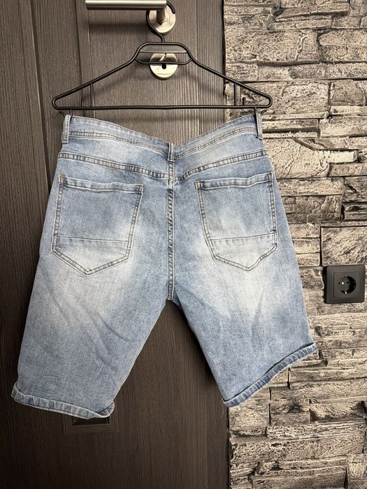 Светлосини дънкови къси панталони.