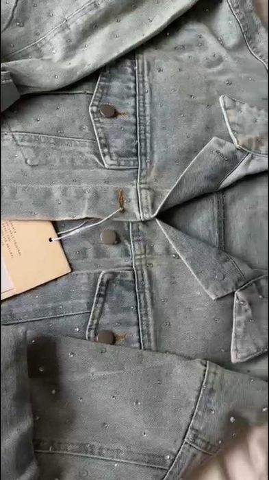 Джинсовая куртка в стразах 2026 бомбовая на сейчас Люкс